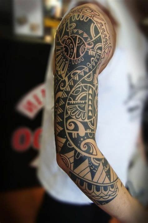 tatuajes polinesios brazo